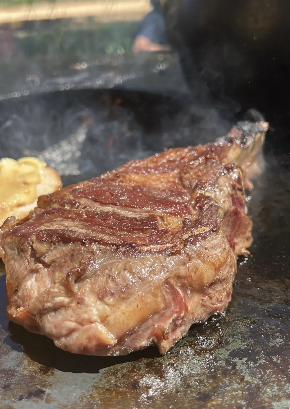 Côte de bœuf sur la plaque du brasero