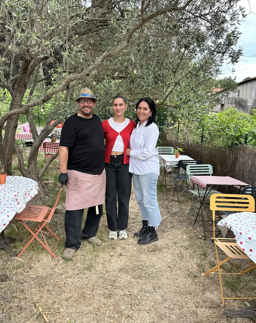 L'équipe de L'Antidote dans le jardin