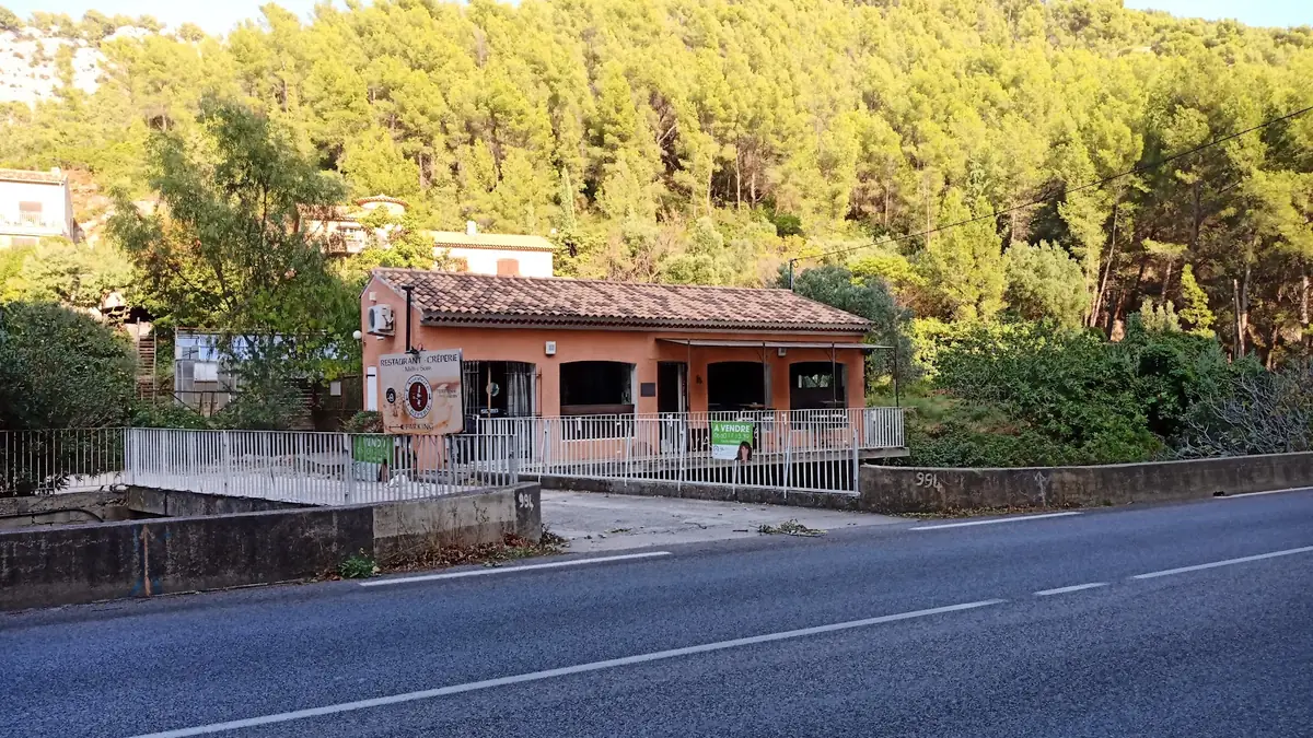 La maison de L'Antidote vue depuis la route des Gorges