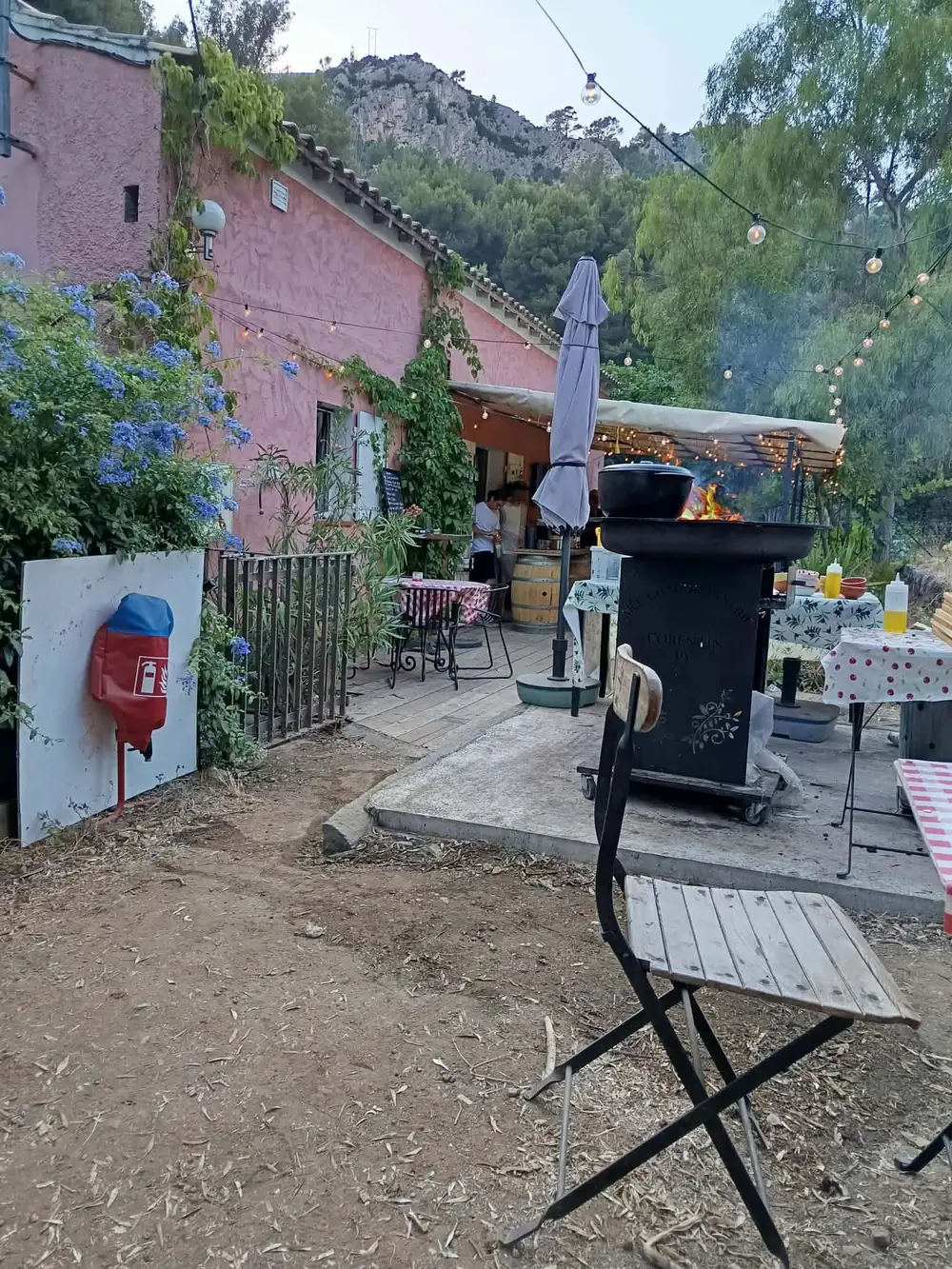La maison rose de L'Antidote, le jardin et les falaises des gorges d'Ollioules