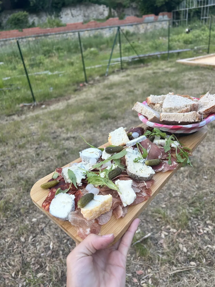 Planche de chèvre frais et jambon cru, servie au jardin