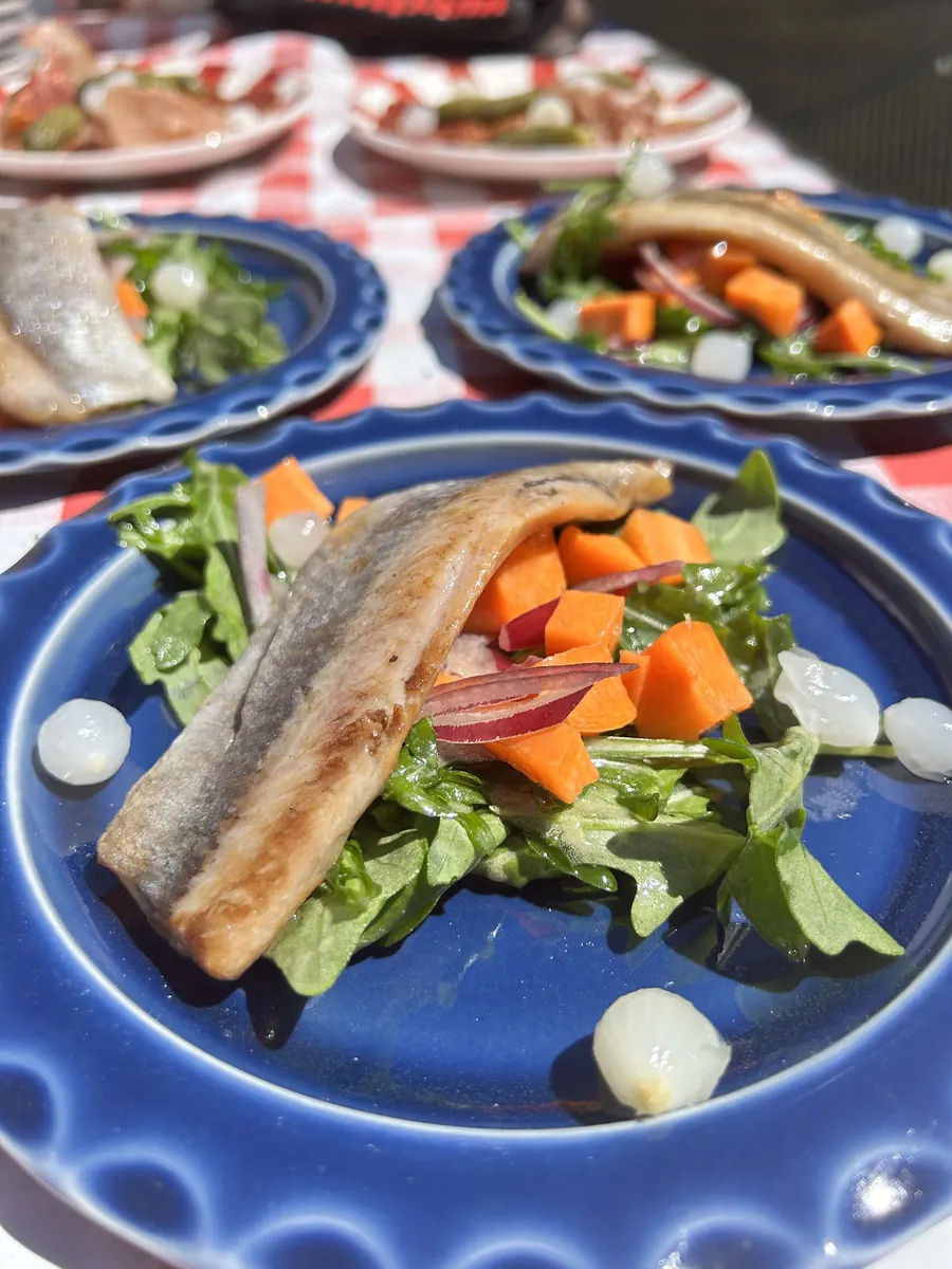 Filet de poisson snacké sur crudités