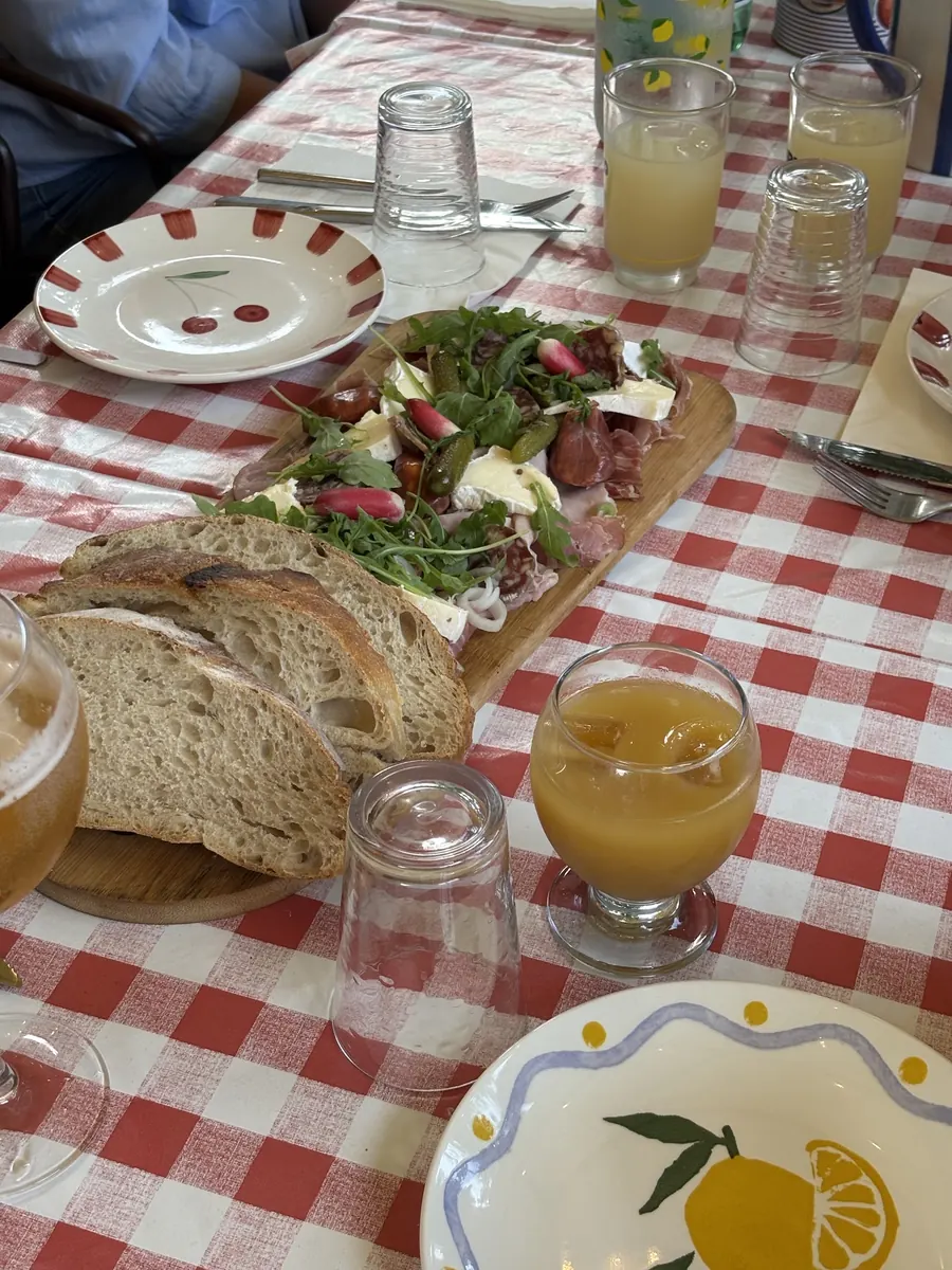 Tablée du midi avec planche, pain et jus